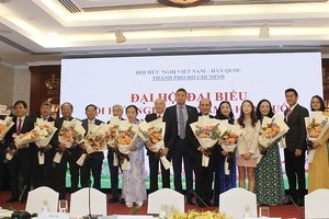 市各友好组织联合会领导和诸位嘉宾祝贺市越韩友协新届执委会。