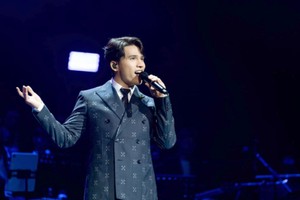 国天是最近备受欢迎的歌手之一。