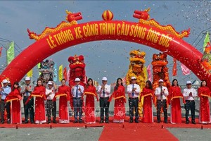 金瓯省督翁桥通车