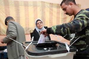 12月10日，选民在埃及开罗的一处投票站投票。（图：新华社）