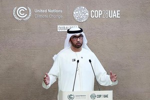 12月10日，在联合国气候变化迪拜大会期间，COP28主席苏尔坦·贾比尔回答记者提问。（图：新华社）