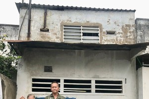 路面高过房子地面７寸，陈慧和陈文平站在屋前都把门口挡住了。