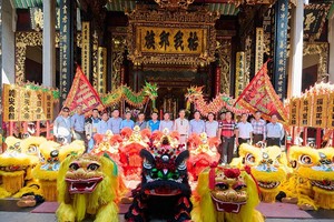 本市潮州义安会馆理事会代表和嘉宾参加开光点睛仪式。