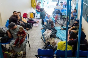 在加沙的一家医疗诊所里，因战斗而流离失所的人们来这里避难。（图：联合国）