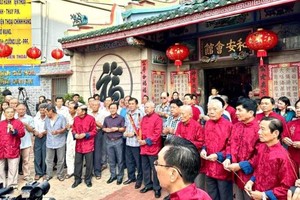 重演蓄臻华人元宵节上香祈福仪式。