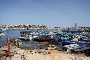 9月18日，在意大利西西里兰佩杜萨岛海上获救的移民，乘坐意大利海岸防卫队船只抵达。（图：路透社） 