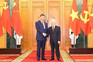 党中央总书记阮富仲（右）与中共中央总书记、中国国家主席习近平。（图：越通社）