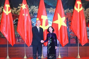 党中央书记处常务书记张氏梅（右）与中共中央政治局常委、书记处书记、中央办公厅主任蔡奇。（图：越通社）