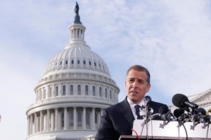 12月13日，在美国华盛顿，美国总统拜登的儿子亨特·拜登在国会前举行记者会。（图：新华社）