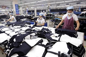 纺织成衣企业的生产线。（图：VNA）