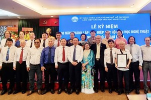 市委书记阮文年（前中）与文艺工作者合影。