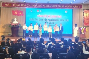 “大学生科学研究”比赛颁奖仪式。（图：庭曾）