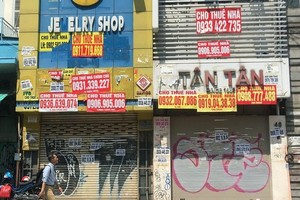 胡志明市第一郡黎利街48和50号临街住房被涂鸦与张贴非法广告。