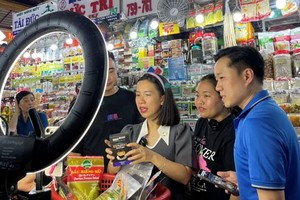 图为滨城市场一农产品商贩的直播带货活动一瞥。（图：诗红）