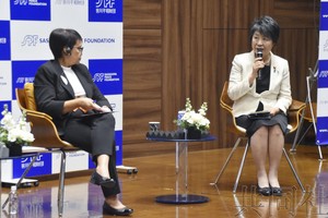 12月16日，日本外相上川阳子在东京与印度尼西亚外长蕾特诺（左）对谈。（图：共同社）