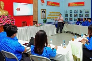 共青团本市市委年轻理论俱乐部成员讨论、了解在企业文化中的理论问题。