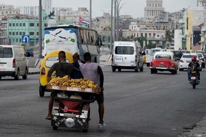 这是7月18日在古巴首都哈瓦那拍摄的街头果摊。（图：新华社/AFP）