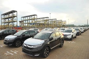 停放在协福港口的越南本田公司进口汽车。（图：VOV）