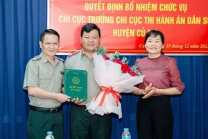 中级执行员潘文福（中）出任古芝县民事案件执行分局长。（图：锦绣）