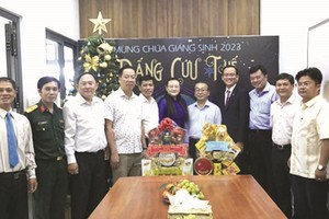 第八郡领导向宗教单位祝贺圣诞节