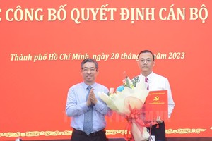 市委副书记阮福禄（左）向高山安同志颁授人事委任《决定》。（图：市党部新闻网）