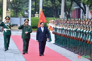 政府总理范明政检阅仪仗队。（图：人民军队报）