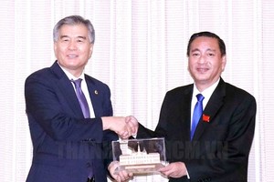 市人民议会副主席范成坚（右）向韩国首尔市议会主席金贤基赠送纪念品。（图：市党部新闻网）