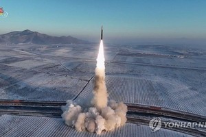 朝中央电视台19日公开使用固体燃料的“火星-18”型洲际弹道导弹发射图片。（图：韩联社）