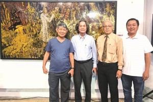 优秀艺人、华人画家李克柔(左一)前来祝贺展览美满成功。