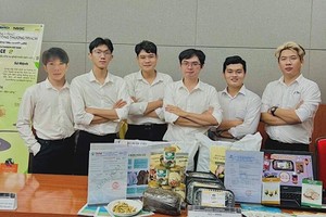 开展“绿色环境草药鲍鱼菇”项目的大学生小组