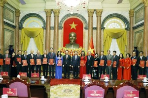 国家主席武文赏（中）向越南驻外国代办机关首长颁授大使衔委任《决定》。（图：越通社）