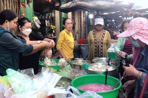 众多居民购买汤圆。