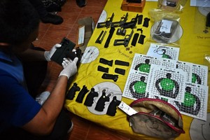 泰国警方早前展示一次行动中缴获的非法枪支。（图：AFP）