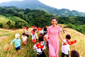 一名山区年轻女教师带领小学生们参加一项课外活动。（示意图：互联网）