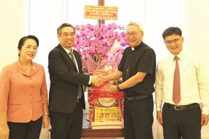 本市领导探望巴地教区主教