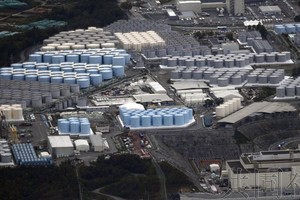图为东京电力福岛第一核电站厂区内堆放的处理水储罐。（图：共同社）