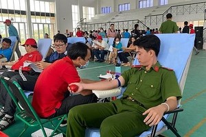 志愿者参加捐血救人奉献爱心。（图：越通社）