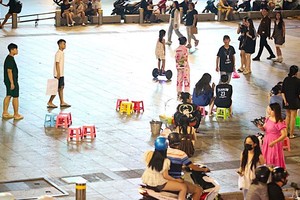 胡志明市阮惠步行街的路边出现车辆乱停放、街头肩挑小贩买卖混乱景象。 (芳娟摄于今年11月11日晚上)。