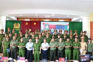 第五郡服务警务工作宣传队与领导合照留念。