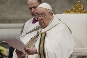 天主教教皇方济各在当地时间12月24日子夜在梵蒂冈主持子夜弥撒。（图：AP）