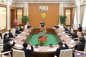 据朝中社12月22日报道，最高人民会议常任委员会开会，全体一致通过关于2024年1月15日在平壤举行第14届最高人民会议第10次会议的议案。图为会议现场。（图：韩联社/朝中社）