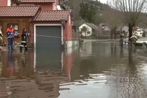 强降雨持续 德多地发生洪水
