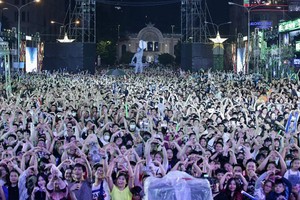 在“HOZO超级节日”3晚演出吸引了约20万观众前来观看。