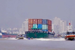 货船经过西贡河航行出海。（图：黄雄）