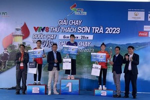 组委会颁奖。（图：互联网）