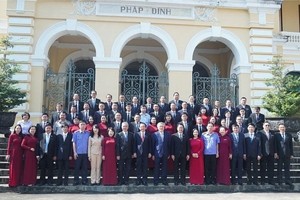 市委书记阮文年和与会代表合影。（图：成锺）