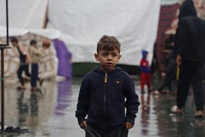 一名６岁的孩子被拍到在加沙南部汗尤尼斯的一个临时避难所里。（图：联合国儿基会）