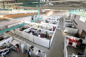 资料图片：被作为临时住所用来安置难民的体育馆。（图：DPA）