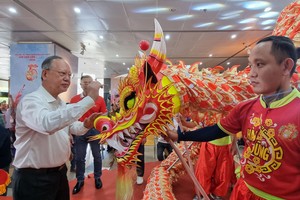 市龙狮协会主席卢耀南为2024年HTV-第五郡堤岸龙狮锦标赛的龙狮点睛。