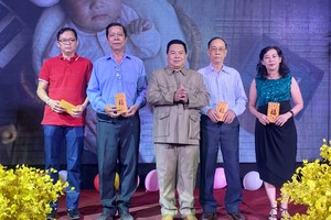 丁文森向各单位捐赠善款。